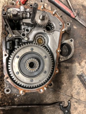 Otomobil tamircisi garajda, atölyede çalışıyor.