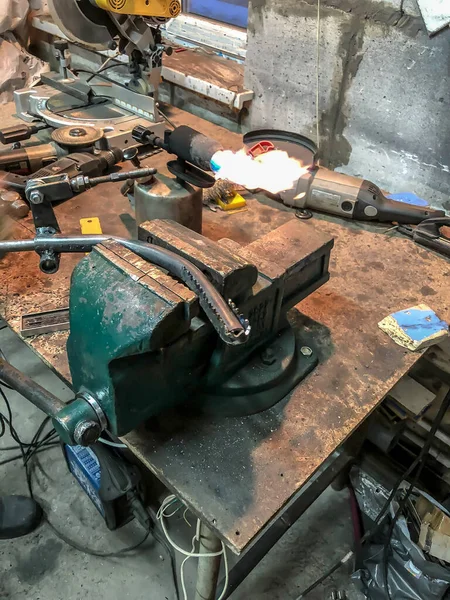 Hombre Mecánico Automóviles Trabajando Garaje Taller —  Fotos de Stock