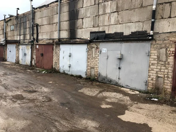 Eski terk edilmiş garajlar.