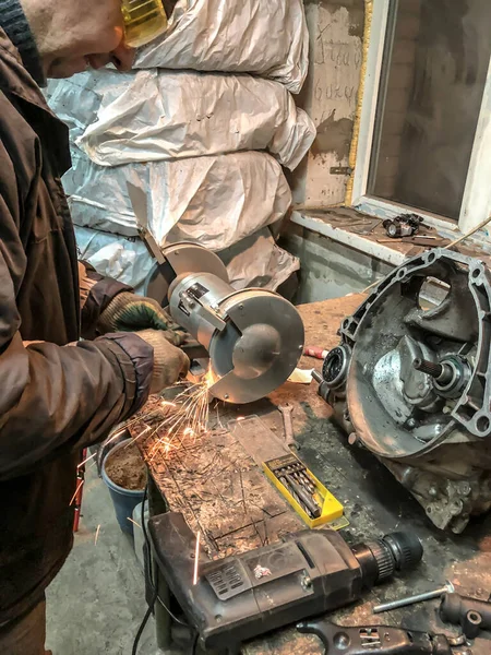 Homme Mécanicien Automobile Travaillant Dans Garage Atelier — Photo