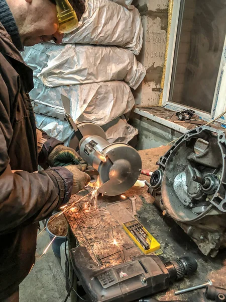 Homme Mécanicien Automobile Travaillant Dans Garage Atelier — Photo