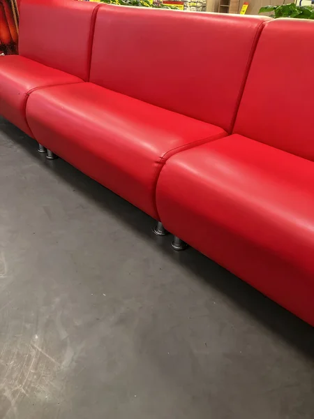 Zdjęcie Czerwony Sofa Imitacja Skóry — Zdjęcie stockowe