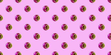 Yılbaşı temasında kusursuz desenler Noel toplarıyla, pembe