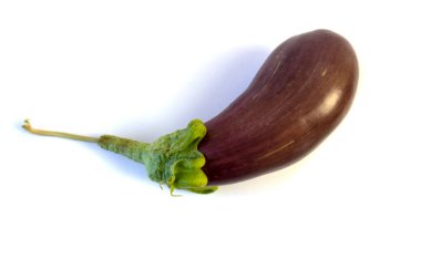 Beyaz arkaplanda izole edilmiş patlıcan