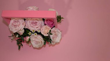 Kartpostal şablonu, kopya sprey pembe arka plandaki sepetteki pembe güller.