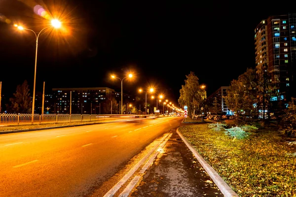 Artystyczne Zdjęcie Nocnego Miasta Łatwa Rozmycie Nierealistyczne Kolory Efekt Pasteryzacji — Zdjęcie stockowe