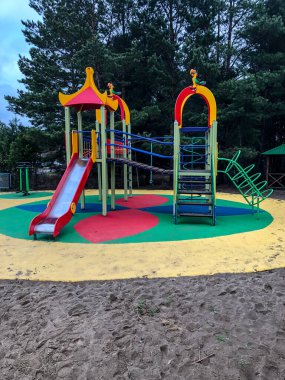 Oyun alanı, slaytlar, salıncaklar, şehir parkında bir merdiven