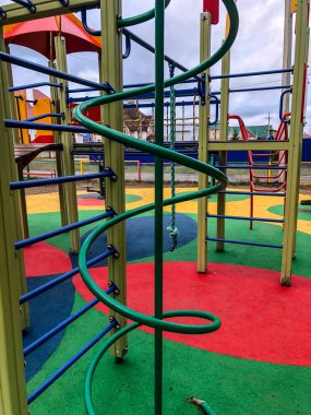 Oyun alanı, slaytlar, salıncaklar, şehir parkında bir merdiven