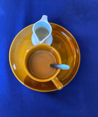 Tepside bir fincan kapuçino, izole et.