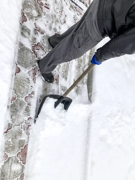 Человек Очищает Снег Зимой Своем Дворе Рядом Домом — стоковое фото