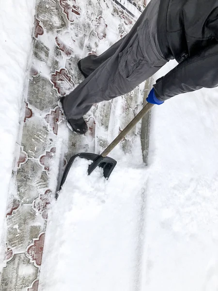 Uomo Pulisce Neve Inverno Nel Suo Cortile Vicino Alla Casa — Foto Stock