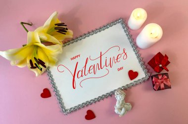 Sevgililer Günün kutlu olsun! Kart, internet afişi, tebrik kartı Sevgililer Günü 'nde pembe bir arka planda yatıyordu.