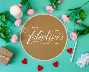 Sevgililer Günün kutlu olsun! Kart, çevrimiçi afiş, tebrik kartı, Sevgililer Günü 'nde daire, yeşil bir arka plan.