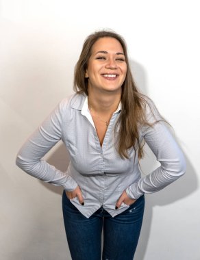 Güzel bir genç kızın fotoğrafı, yakından, gülümseyen.