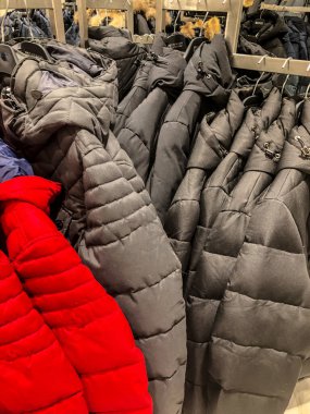 Mağazadaki bir askıda erkek kıyafetleri - paltolar,