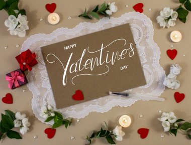 Sevgililer Günün kutlu olsun! Kart, internet afişi, tebrik kartı Sevgililer Günü 'nde bej bir arkaplanda yatıyordu.