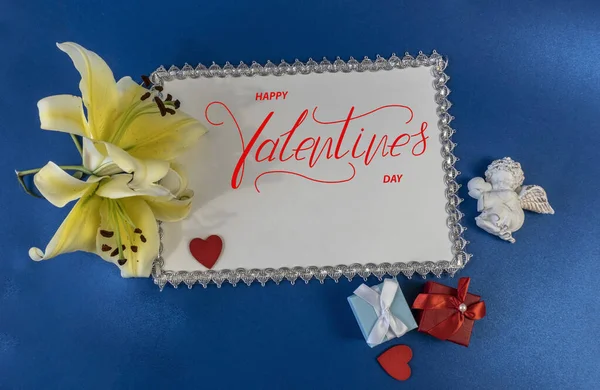 ハッピーバレンタインデー カード オンラインバナー グリーティングカード バレンタインデーのフラットレイ 青の背景 — ストック写真