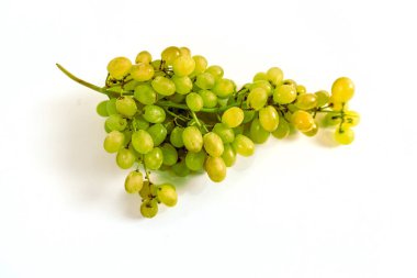 Beyaz arkaplanda yeşil üzümlerin fotoğrafı.