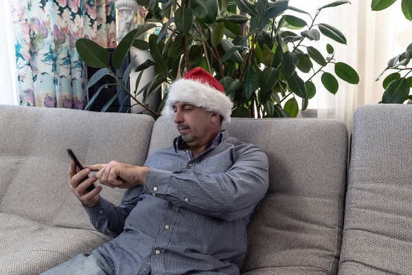 Человек Шляпе Санта Клауса Поздравляет Новым Годом Рождеством Телефону — стоковое фото