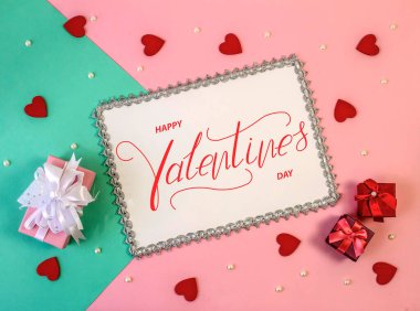 Sevgililer Günün kutlu olsun! Kart, internet afişi, tebrik kartı Sevgililer Günü 'nde pembe bir arka planda yatıyordu.