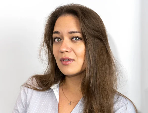 Güzel bir genç kızın fotoğrafı. Reklam amaçlı makyaj malzemeleri ve yüz bakımı için uygun.