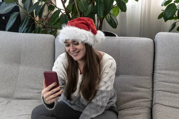 Молодая Девушка Разговаривает Смартфоне Поздравляет Рождеством Новым Годом — стоковое фото