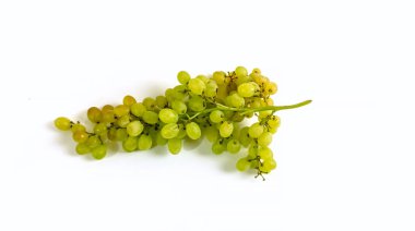 Beyaz arkaplanda yeşil üzümlerin fotoğrafı.