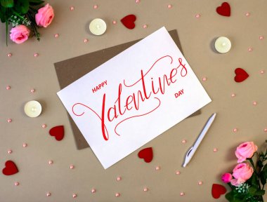 Sevgililer Günün kutlu olsun! Kart, internet afişi, tebrik kartı Sevgililer Günü 'nde bej bir arkaplanda yatıyordu.