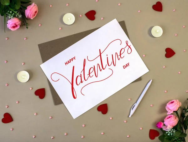 ハッピーバレンタインデー カード オンラインバナー グリーティングカード バレンタインデーのフラットレイ ベージュの背景 — ストック写真