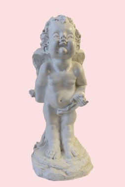 Bir alçı taşı meleğinin izole edilmiş fotoğrafı.