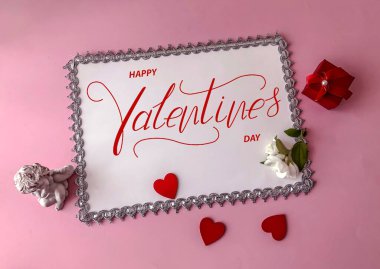 Sevgililer Günün kutlu olsun! Kart, internet afişi, tebrik kartı Sevgililer Günü 'nde pembe bir arka planda yatıyordu.