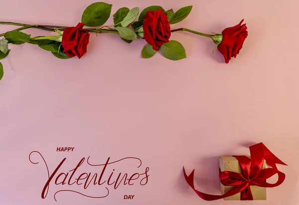 ハッピーバレンタインデー カード オンラインバナー グリーティングカード バレンタインデーにフラットレイ赤いバラと — ストック写真
