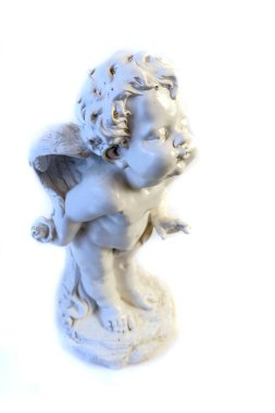 Alçı taşı bir meleğin izole edilmiş fotoğrafı.