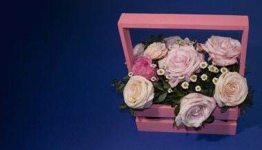 Kartpostal şablonu, kopya spesiyalleri mavi arka planda pembe güller.