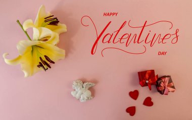 Sevgililer Günün kutlu olsun! Kart, internet afişi, tebrik kartı Sevgililer Günü 'nde pembe bir arka planda yatıyordu.