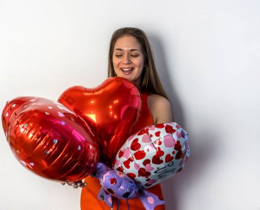 Sevgililer Günün kutlu olsun! Kalp şeklinde balonu olan genç bir kadın.