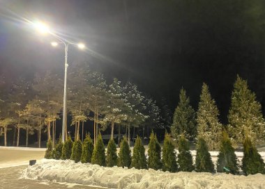 Kayak merkezi, tatil köyü. Temelde kış akşamı