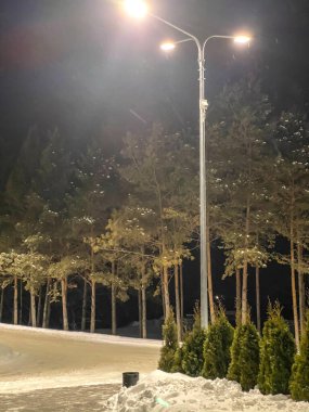 Kayak merkezi, tatil köyü. Temelde kış akşamı