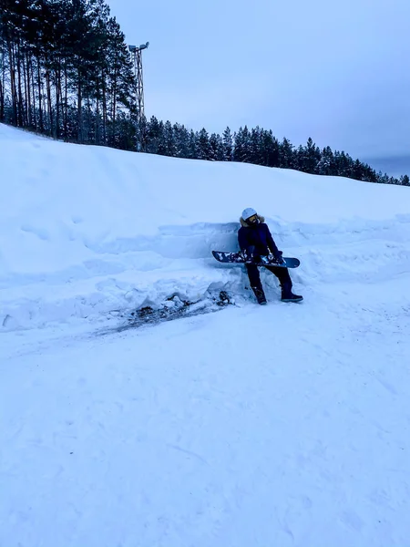 Skigebiet Skigebiet Ein Mann Mit Einem Snowboard Helm Fährt Vom — Stockfoto