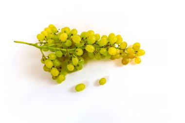 Beyaz arkaplanda yeşil üzümlerin fotoğrafı.