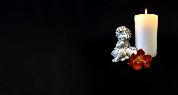 Siyah bir arkaplanda mum, kartpostal, ölüm ve cenaze hakkında düz lai