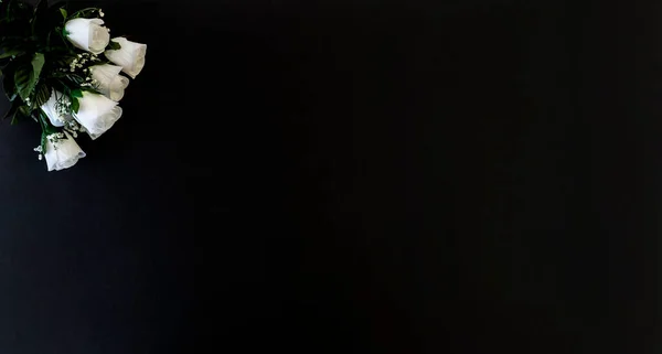 Düz Yatma, kartpostal ölüm, cenaze. Siyah arka planda beyaz güller. Boşluğu kopyala