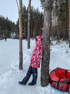 Kayak merkezi, tatil köyü. Dağlarda boruları olan genç bir kadın.