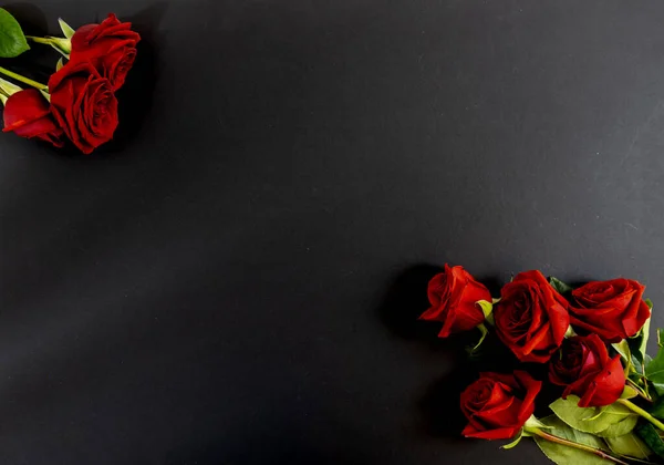 Rosas Vermelhas Fundo Preto Cartão Postal Banner Flat Lai Funeral — Fotografia de Stock