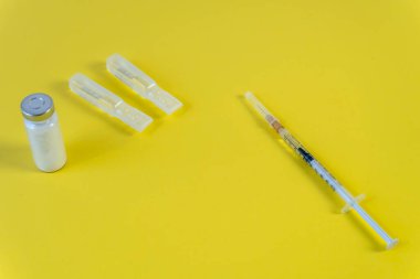 COVID-19 'dan tıbbi tema ve aşılar için Düz Yerde. İlaç, aşı, şırınga, maske.