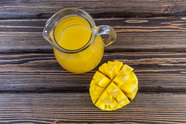 Eski ahşap bir arka planda meyve suyu ve cam sürahi ile sakin bir hayat