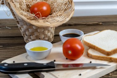 Masada ve sepette domatesler, ekmek, zeytinyağı ve balzamik sirke, sarımsak, sebze, vejetaryenlik, sağlıklı beslenme