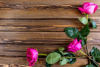 Düz Yat, Çiçek Düzeni Ahşap arka planda pembe güller