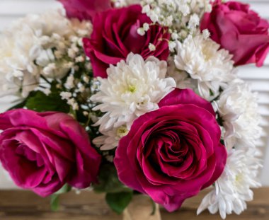 Çiçek buketi Pembe güller ve beyaz kasımpatılar