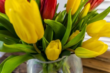 Bahar Çiçekleri Buketi Kırmızı ve Sarı laleler